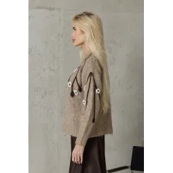 Sweter z aplikacjami kwiatowymi