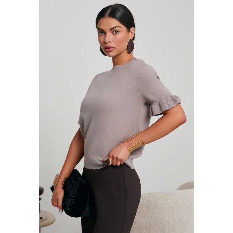 SWETER Z FALBANKAMI NA RĘKAWACH