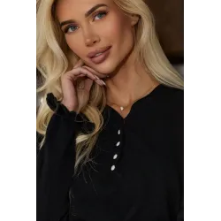 Wiskozowy sweter z ozdobnymi guzikami i falbankami na rękawach