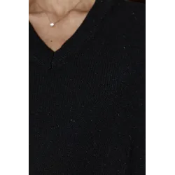 Sweter z dekoltem w serek i błyszczącymi drobinkami