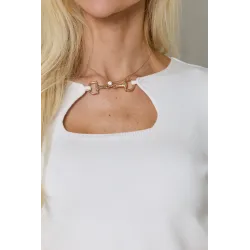 Sweter z wycięciem na dekolcie i złotym zdobieniem