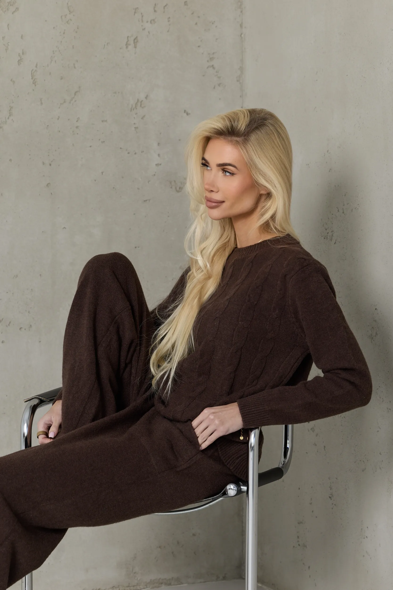 Komplet sweter z warkoczowym splotem i dzianinowe spodnie