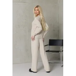 Komplet sweter z warkoczowym splotem i dzianinowe spodnie
