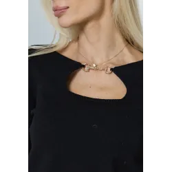 Sweter z wycięciem na dekolcie i złotym zdobieniem
