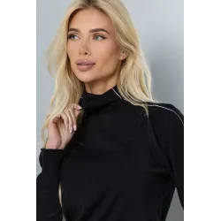 Dzianinowy sweter z golfem i przeszyciami w kontrastującym kolorze