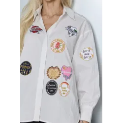 Koszula oversize z kolorowymi naszywkami