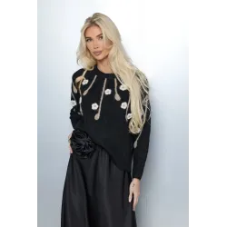 Sweter z aplikacjami kwiatowymi
