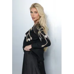 Sweter z aplikacjami kwiatowymi