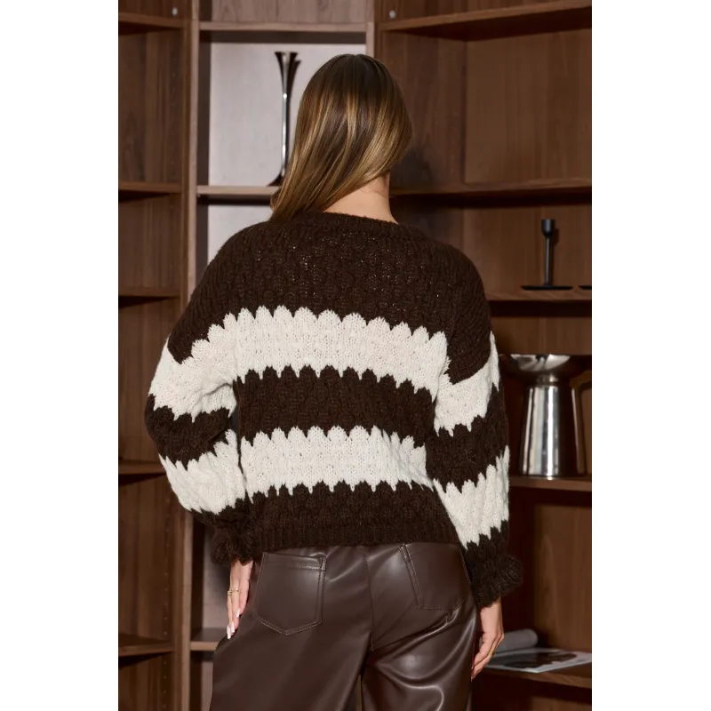 Dzianinowy sweter w kontrastowe pasy o ząbkowanym wzorze