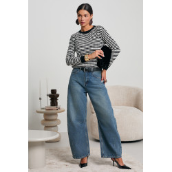 DZIANINOWY SWETER O STRUKTURALNYM WZORZE