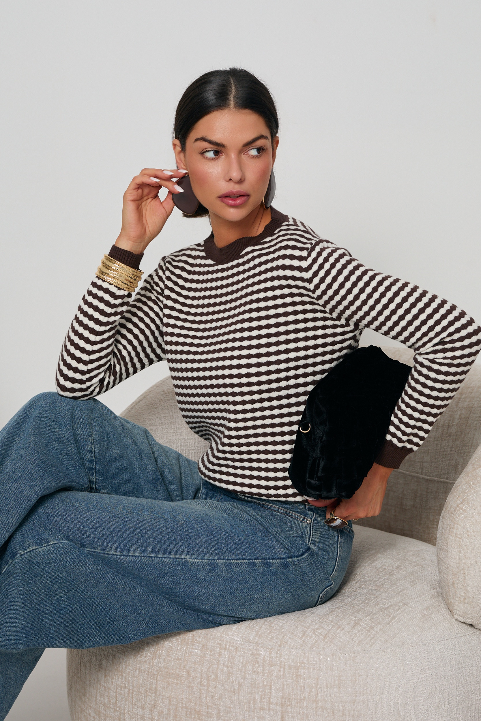 DZIANINOWY SWETER O STRUKTURALNYM WZORZE