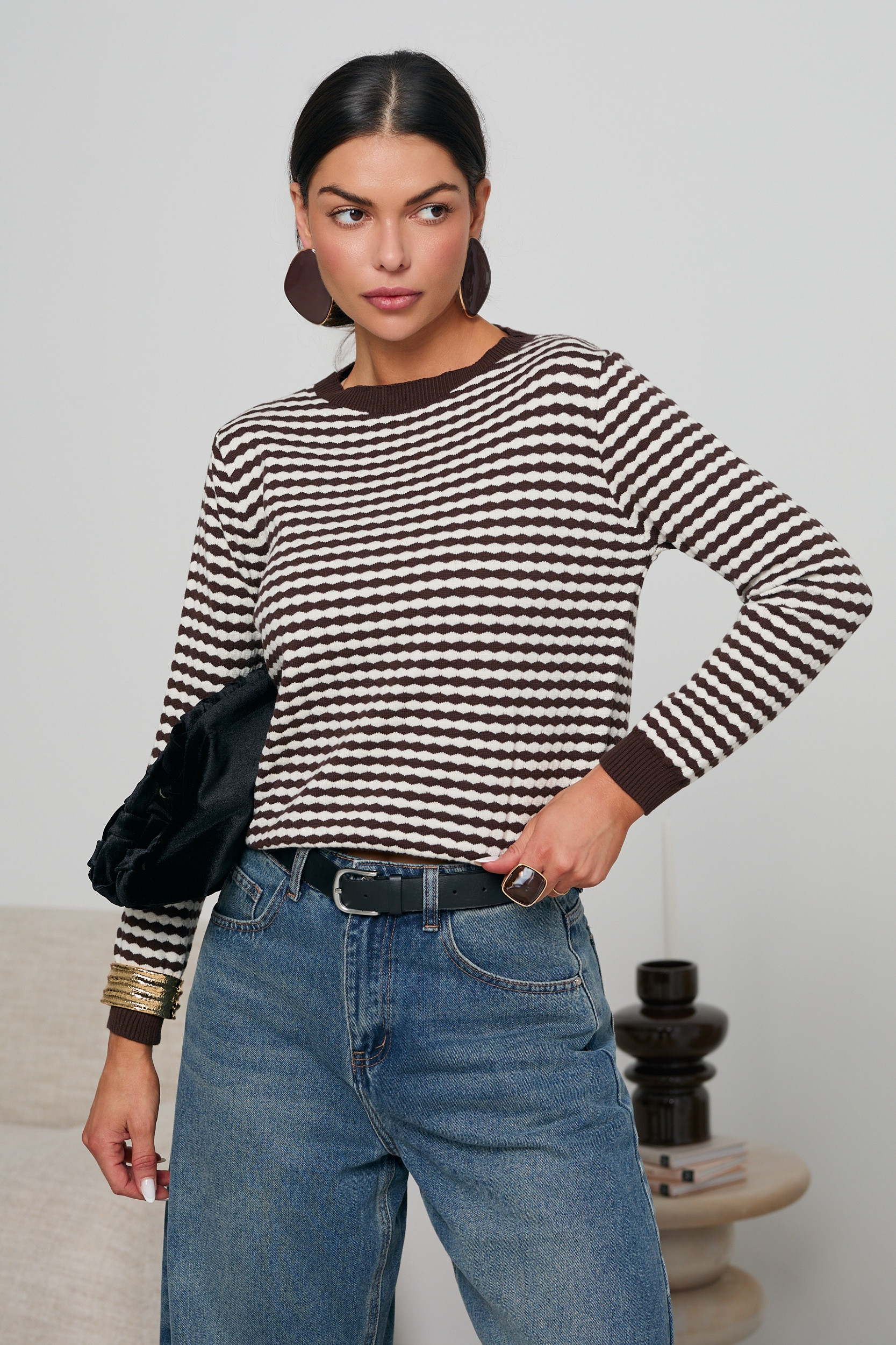 DZIANINOWY SWETER O STRUKTURALNYM WZORZE