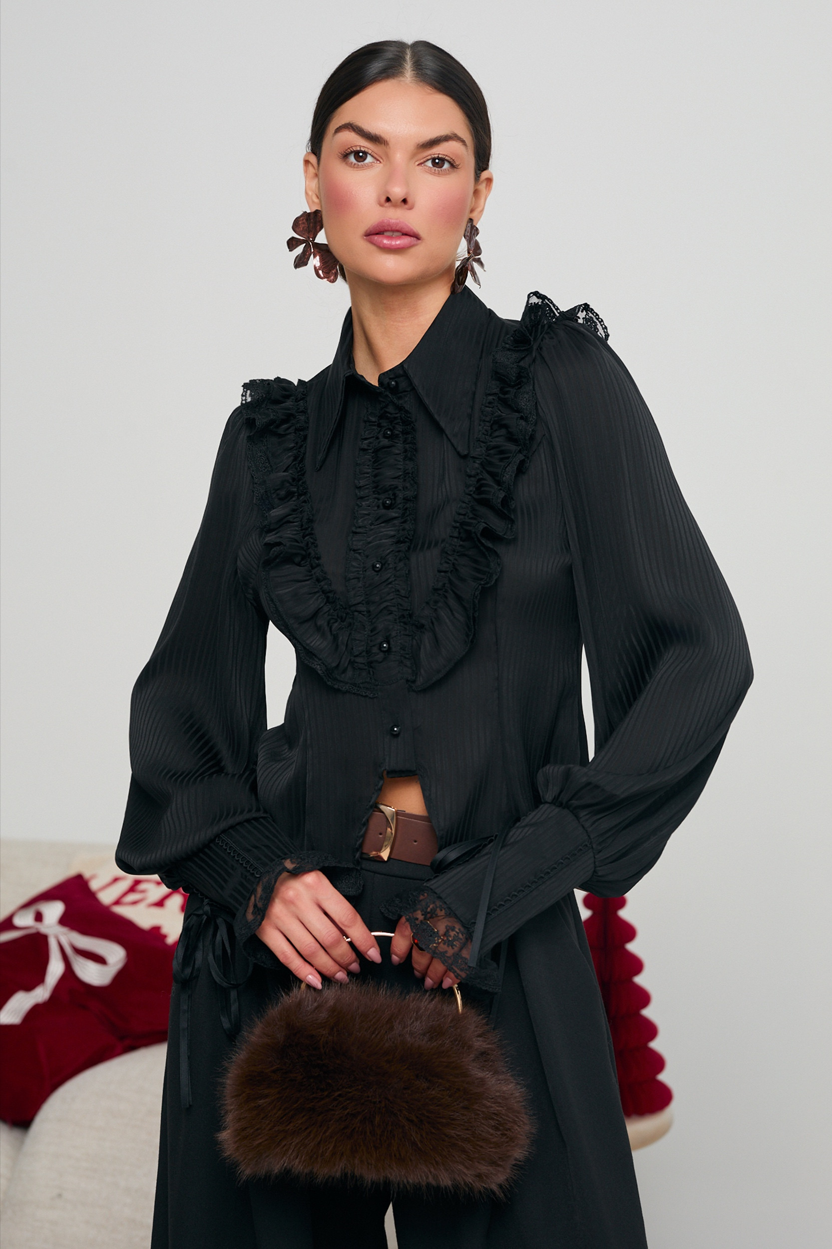 PLISOWANA KOSZULA Z KORONKOWYMI FALBANAMI