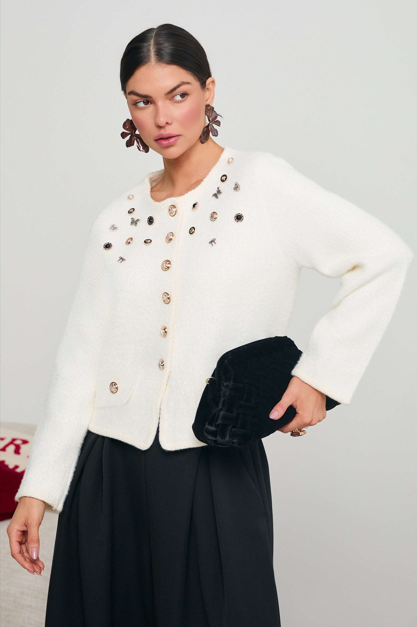 KARDIGAN Z DEKORACYJNYMI BROSZKAMI I OZDOBNYM ZAPIĘCIEM