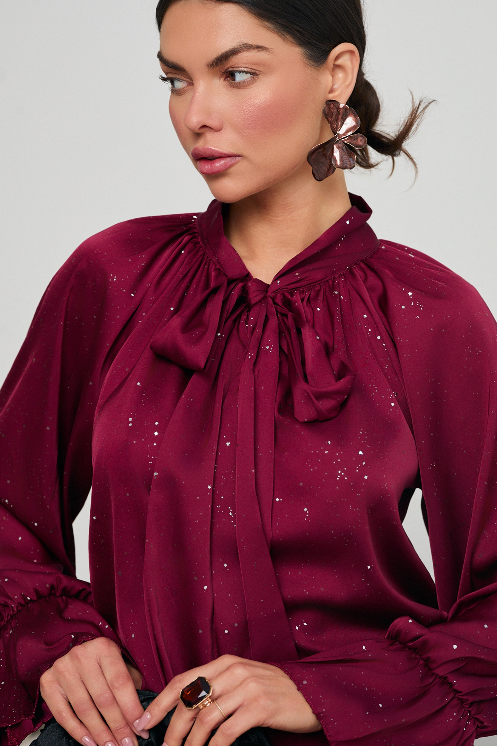 SATYNOWA BLUZKA Z WIĄZANIEM POKRYTA DROBNYMI CEKINAMI