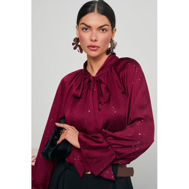 SATYNOWA BLUZKA Z WIĄZANIEM POKRYTA DROBNYMI CEKINAMI