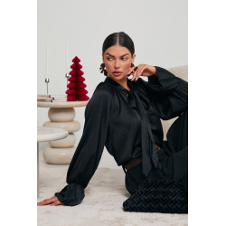 SATYNOWA BLUZKA Z WIĄZANIEM POKRYTA DROBNYMI CEKINAMI