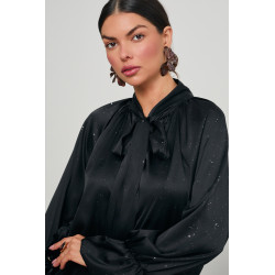 SATYNOWA BLUZKA Z WIĄZANIEM POKRYTA DROBNYMI CEKINAMI