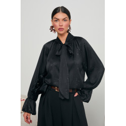 SATYNOWA BLUZKA Z WIĄZANIEM POKRYTA DROBNYMI CEKINAMI