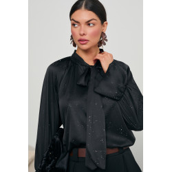 SATYNOWA BLUZKA Z WIĄZANIEM POKRYTA DROBNYMI CEKINAMI