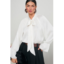 SATYNOWA BLUZKA Z WIĄZANIEM POKRYTA DROBNYMI CEKINAMI