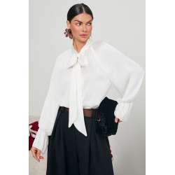 SATYNOWA BLUZKA Z WIĄZANIEM POKRYTA DROBNYMI CEKINAMI