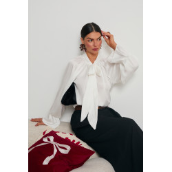 SATYNOWA BLUZKA Z WIĄZANIEM POKRYTA DROBNYMI CEKINAMI