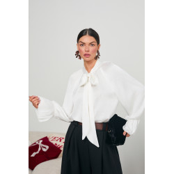 SATYNOWA BLUZKA Z WIĄZANIEM POKRYTA DROBNYMI CEKINAMI