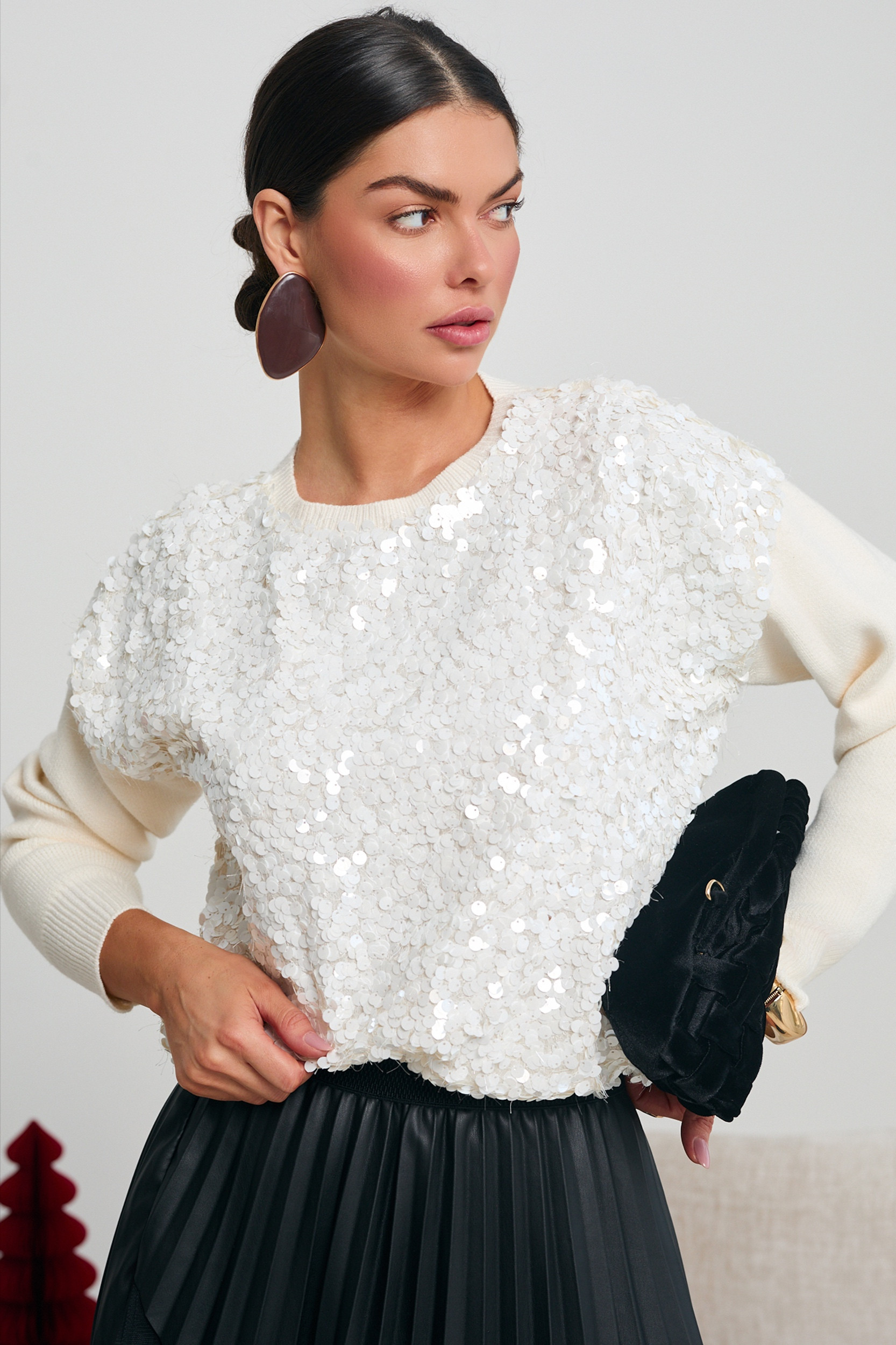 DZIANINOWY SWETER Z CEKINOWYM PRZODEM