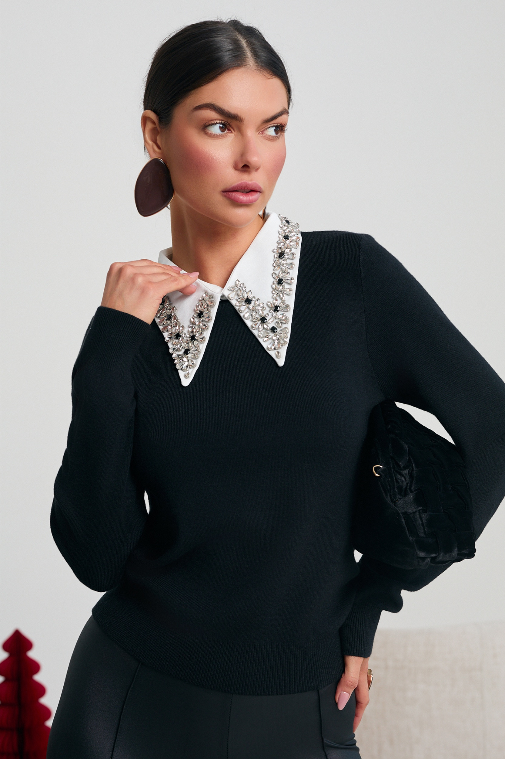 SWETER Z KOŁNIERZYKIEM WYSZYWANYM KRYSZTAŁAMI