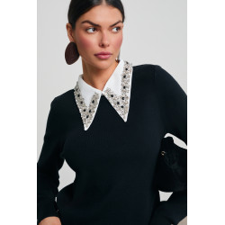 SWETER Z KOŁNIERZYKIEM WYSZYWANYM KRYSZTAŁAMI