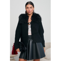 KARDIGAN Z FUTRZANYM KOŁNIERZEM I PERŁOWYM ZAPIĘCIEM