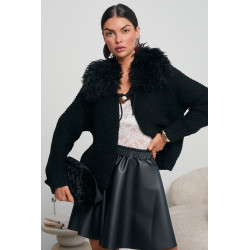 KARDIGAN Z FUTRZANYM KOŁNIERZEM I PERŁOWYM ZAPIĘCIEM