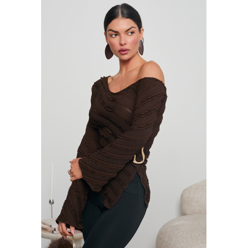 ASYMETRYCZNA BLUZKA Z FALBANKAMI I DEKORACYJNĄ KLAMRĄ