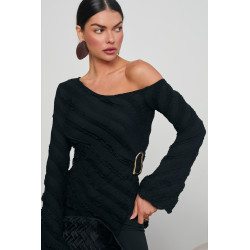 ASYMETRYCZNA BLUZKA Z FALBANKAMI I DEKORACYJNĄ KLAMRĄ