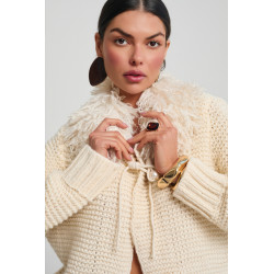 KARDIGAN Z FUTRZANYM KOŁNIERZEM I PERŁOWYM ZAPIĘCIEM