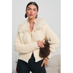KARDIGAN Z FUTRZANYM KOŁNIERZEM I PERŁOWYM ZAPIĘCIEM