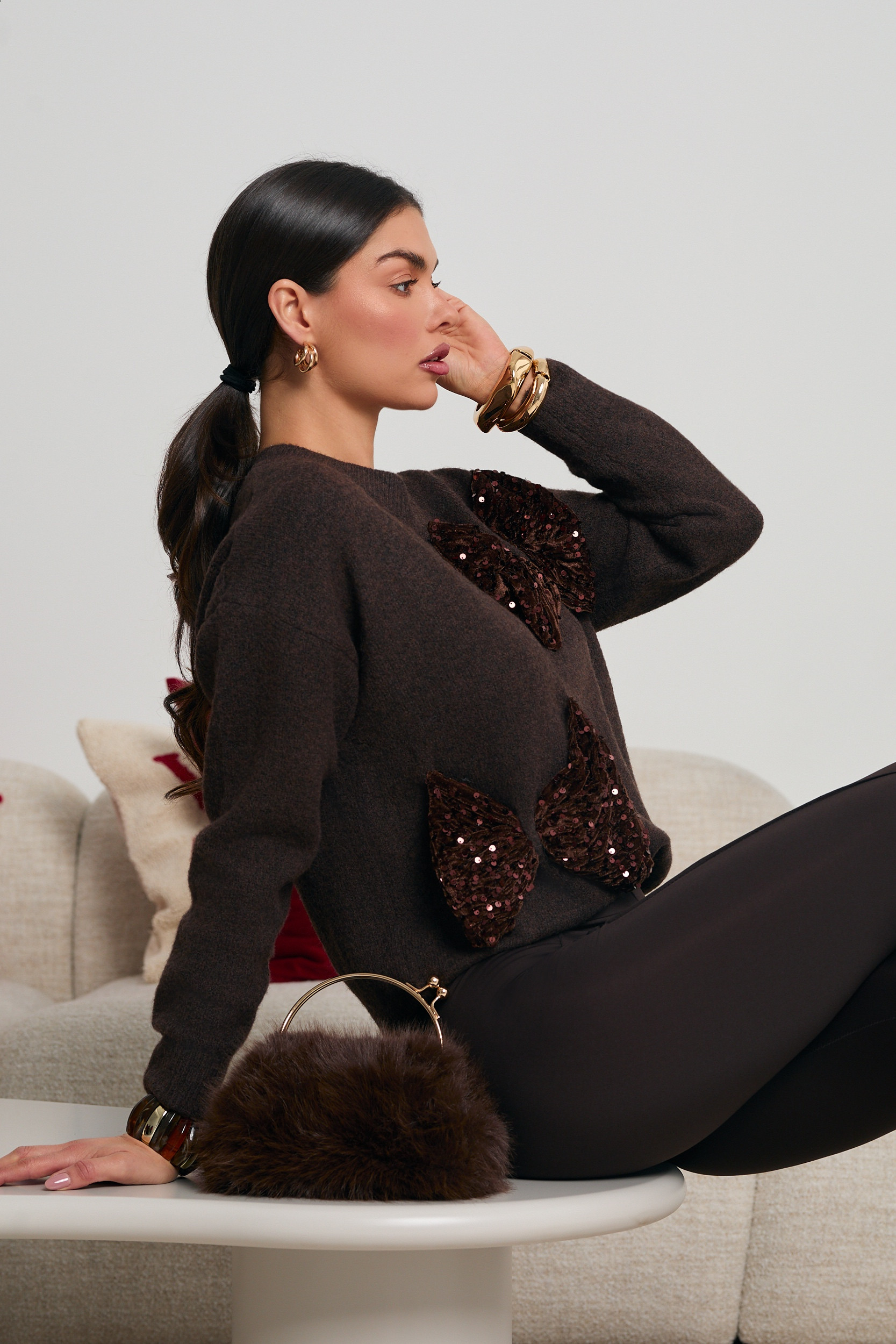 SWETER Z CEKINOWYMI KOKARDAMI