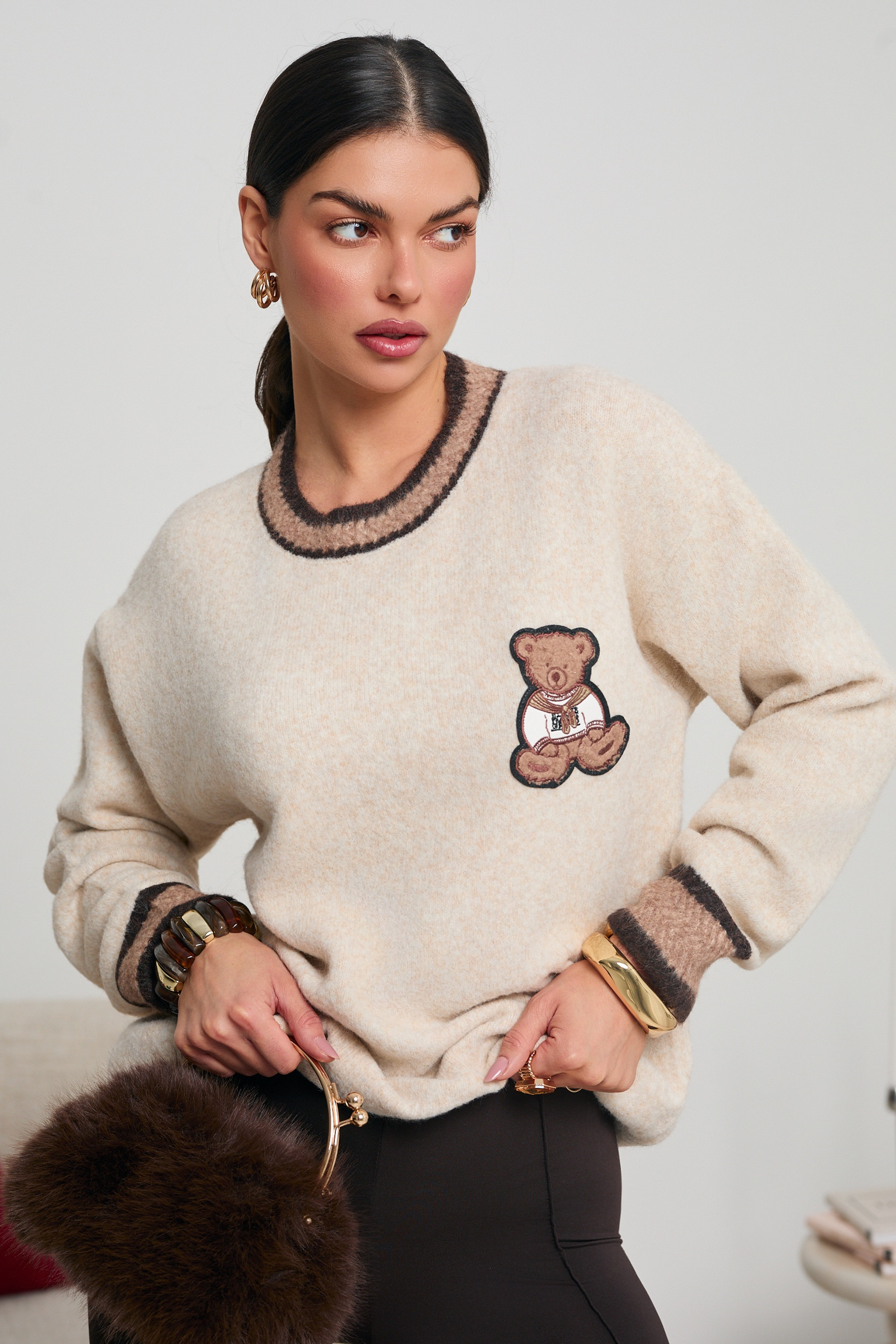 SWETER Z MISIEM I KONTRASTOWYMI ŚCIĄGACZAMI