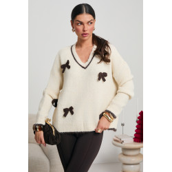 SWETER Z DEKOLTEM V I DZIANINOWYMI KOKARDKAMI