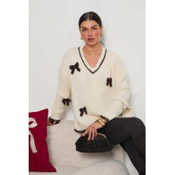 SWETER Z DEKOLTEM V I DZIANINOWYMI KOKARDKAMI