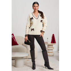 SWETER Z DEKOLTEM V I DZIANINOWYMI KOKARDKAMI