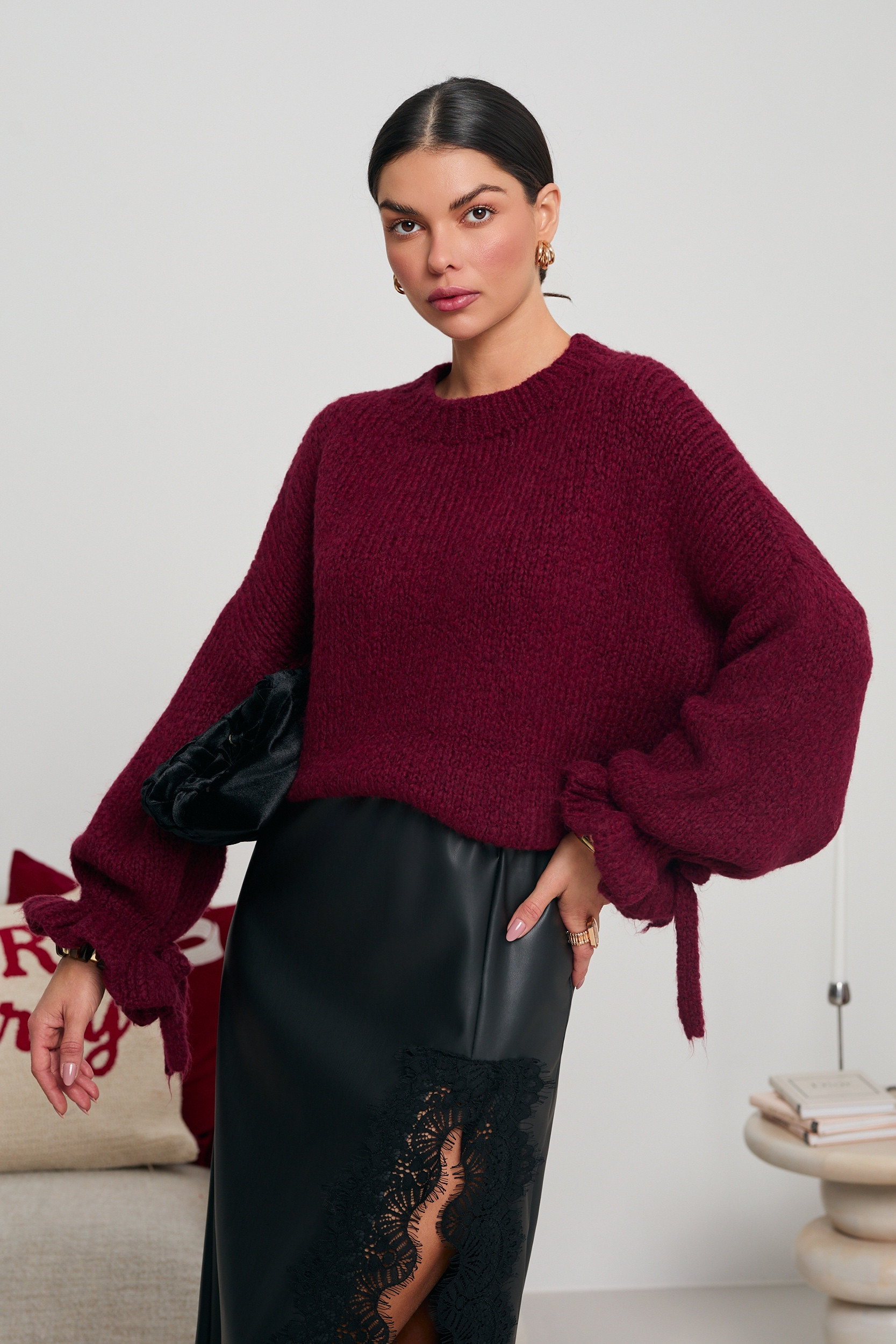 SWETER O LUŹNYM KROJU Z WIĄZANIAMI NA RĘKAWACH