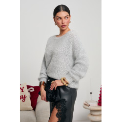 SWETER O LUŹNYM KROJU Z CEKINOWĄ DROBINKĄ