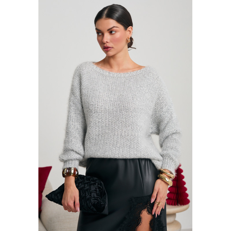 SWETER O LUŹNYM KROJU Z CEKINOWĄ DROBINKĄ