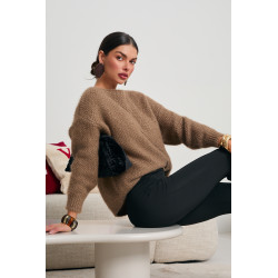 SWETER O LUŹNYM KROJU Z CEKINOWĄ DROBINKĄ