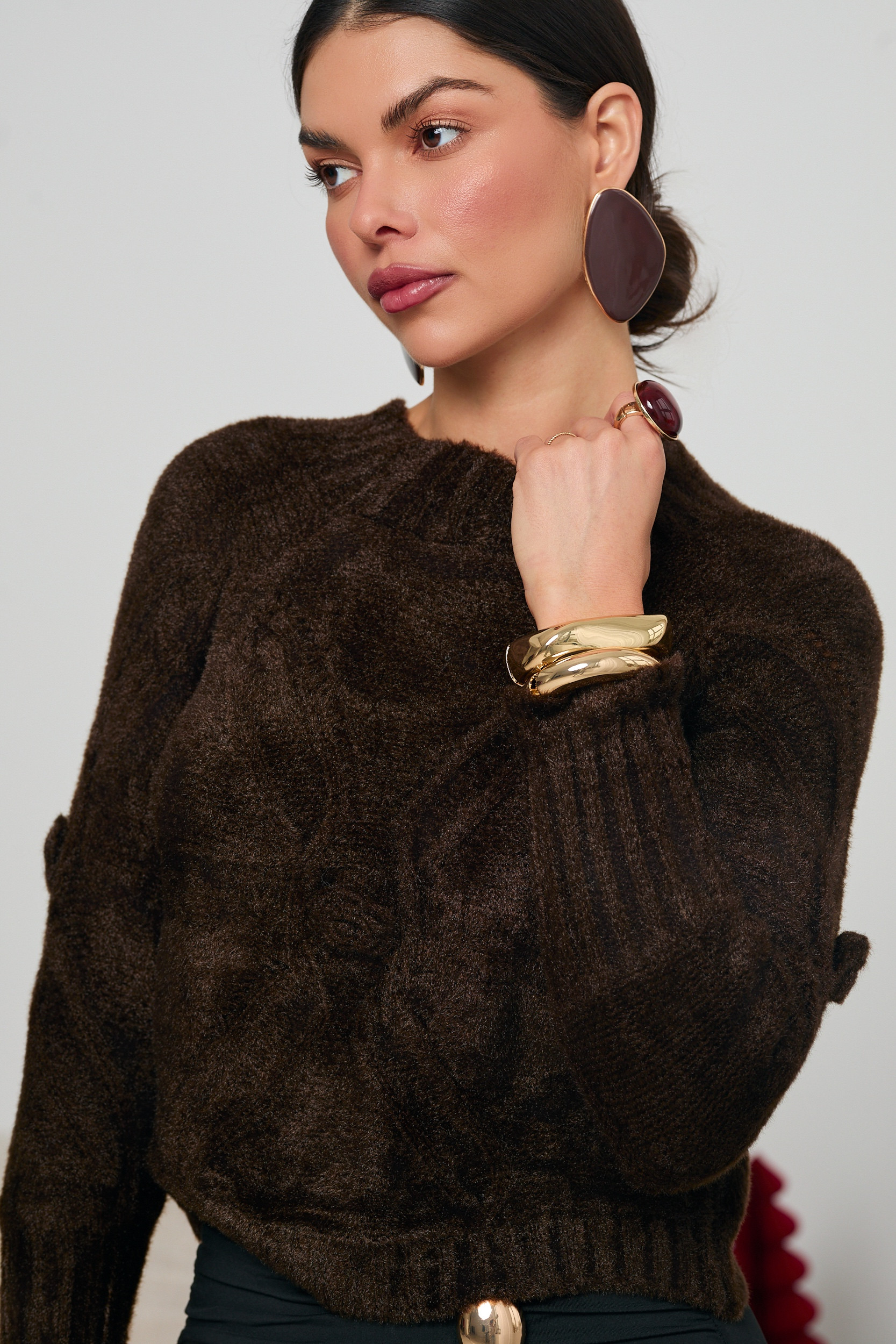 SWETER Z WYPUKŁYM WZOREM I KWIATAMI NA RĘKAWACH