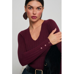 PRĄŻKOWANY SWETER V-NECK ZE ZŁOTYMI GUZIKAMI