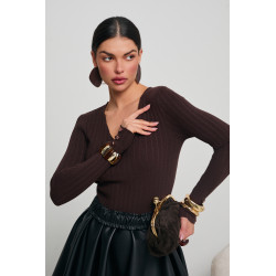 PRĄŻKOWANY SWETER V-NECK ZE ZŁOTYMI GUZIKAMI