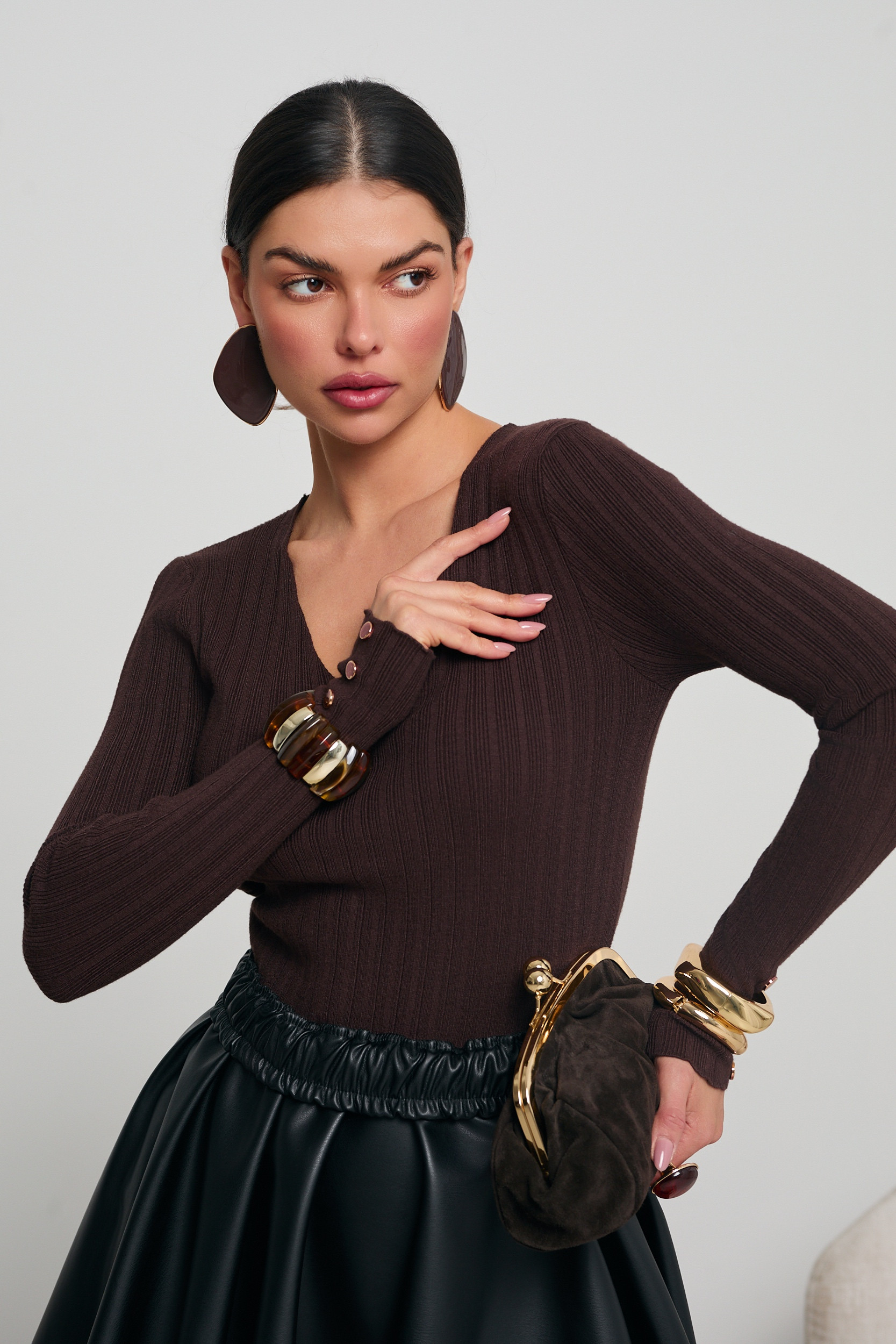 PRĄŻKOWANY SWETER V-NECK ZE ZŁOTYMI GUZIKAMI